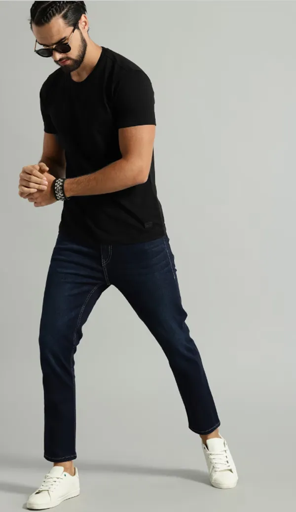 Black_Round_Neck_Cotton_Blend_Stylish_Fashionable_Tshirt_For_Men